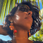 Boucle d'oreille avec clou d'oreille en forme de coeur avec 2 pendentifs coeur en résine