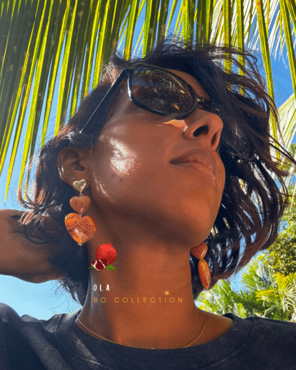 Boucle d'oreille avec clou d'oreille en forme de coeur avec 2 pendentifs coeur en résine