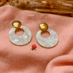 Boucle d'oreilles ronde évidée au centre couleur blanc marbré et clou d'oreille en acier inoxydable rond