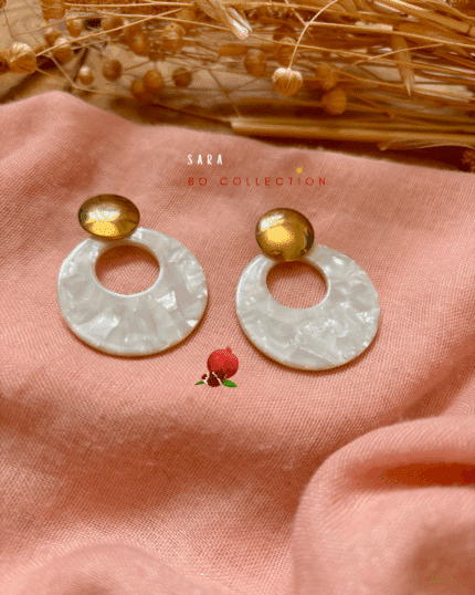 Boucle d'oreilles ronde évidée au centre couleur blanc marbré et clou d'oreille en acier inoxydable rond