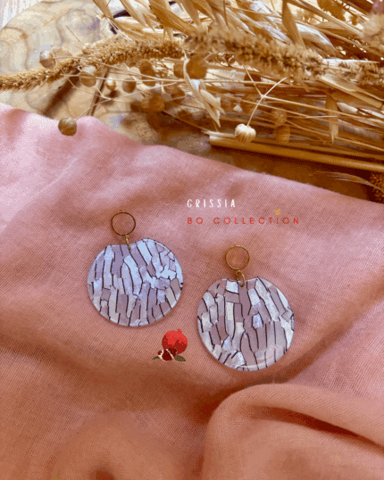 Boucle ronde en résine avec puce d'oreille ronde évidée