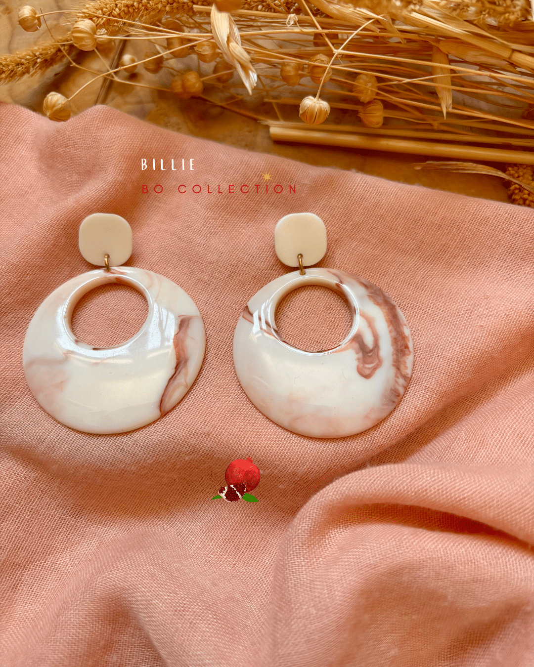 Billie Boucle d'oreilles ronde évidée au centre couleur beige marbré et clou d'oreille en résine et acier inoxydable carré blanc