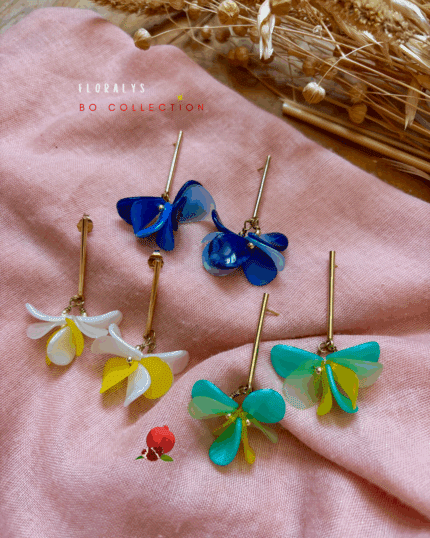 Boucle d'oreilles tige avec pétales de fleurs