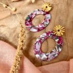 Boucle d'oreilles ronde fine évidée au centre dans les tons violet / vert / marron et clou d'oreille en acier inoxydable