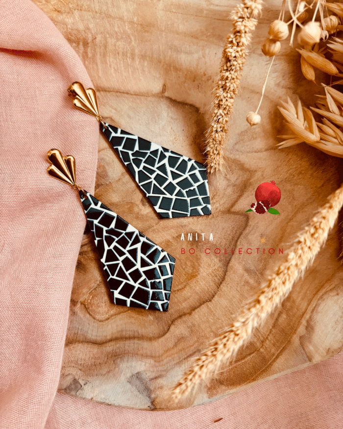 Boucles d'oreilles noire et blanche géométrique en résine et en acier inoxydable