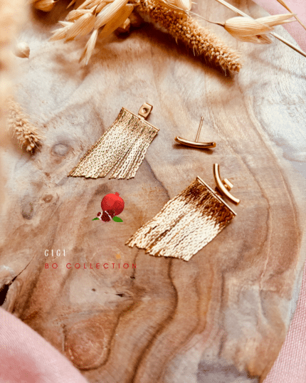 Boucles d'oreilles originales avec petites franges derrière l'oreille