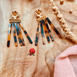 Boucles d'oreilles franges. Coloris marbré : noir et marron