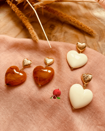 Boucle d'oreille avec clou d'oreille en forme de coeur et pendentif coeur en résine