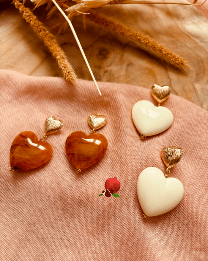 Boucle d'oreille avec clou d'oreille en forme de coeur et pendentif coeur en résine