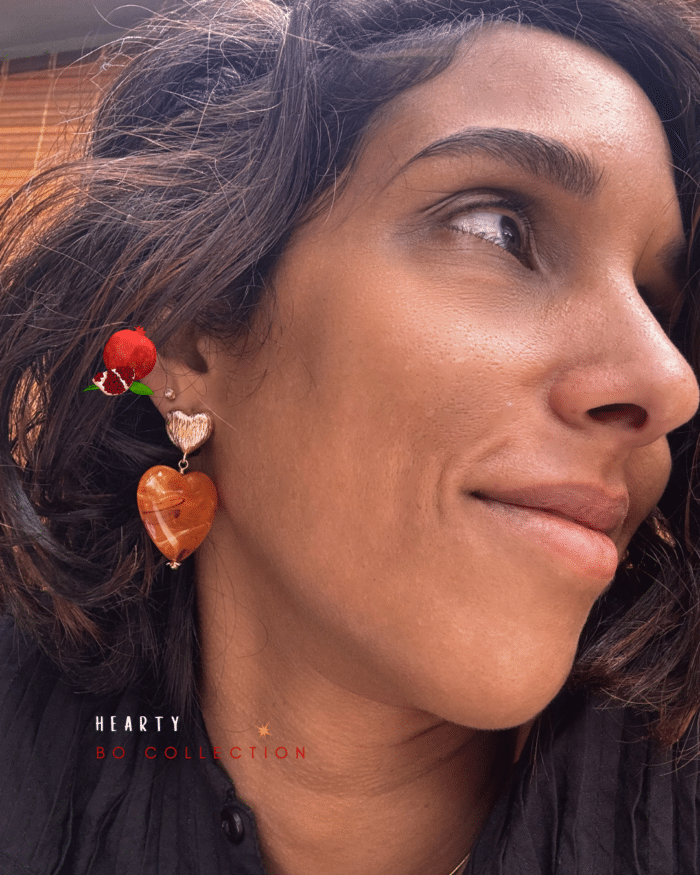 Boucle d'oreille avec clou d'oreille en forme de coeur et pendentif coeur en résine