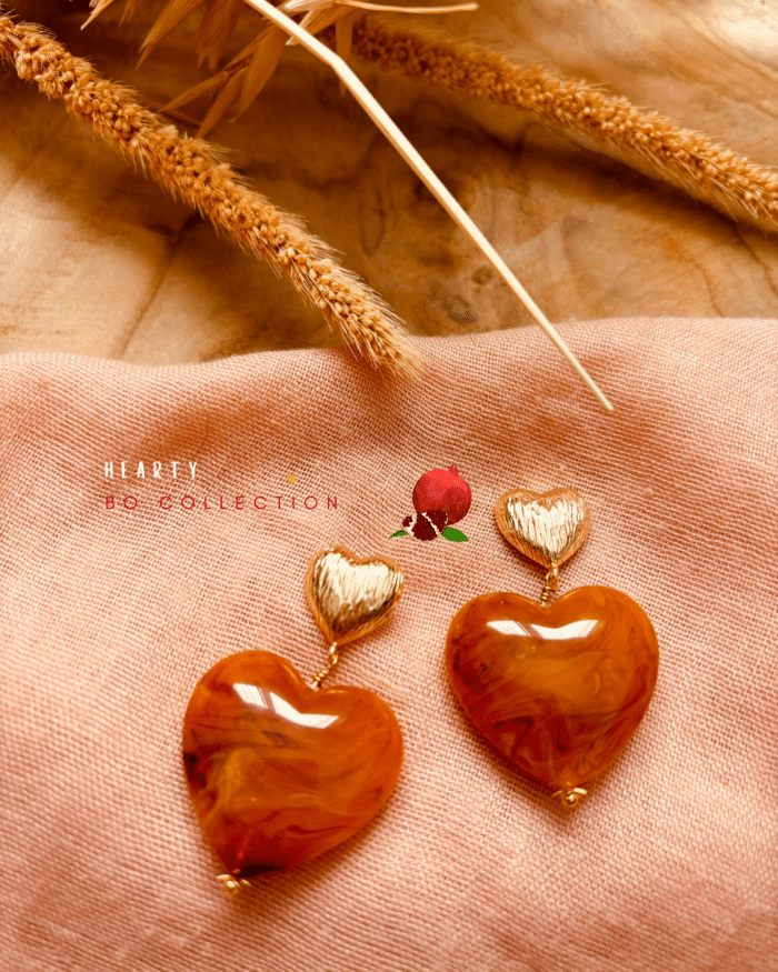 Boucle d'oreille avec clou d'oreille en forme de coeur et pendentif coeur en résine
