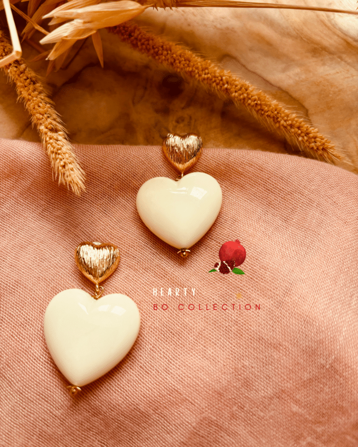 Boucle d'oreille avec clou d'oreille en forme de coeur et pendentif coeur en résine