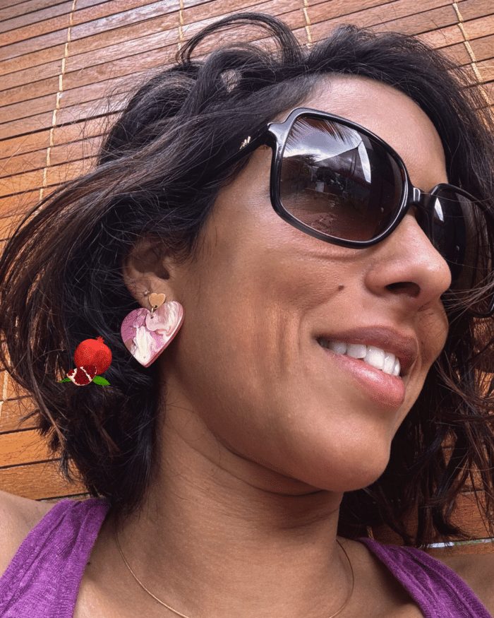 Boucle d'oreille en forme de coeur en résine. Teintes rose et rose pâle