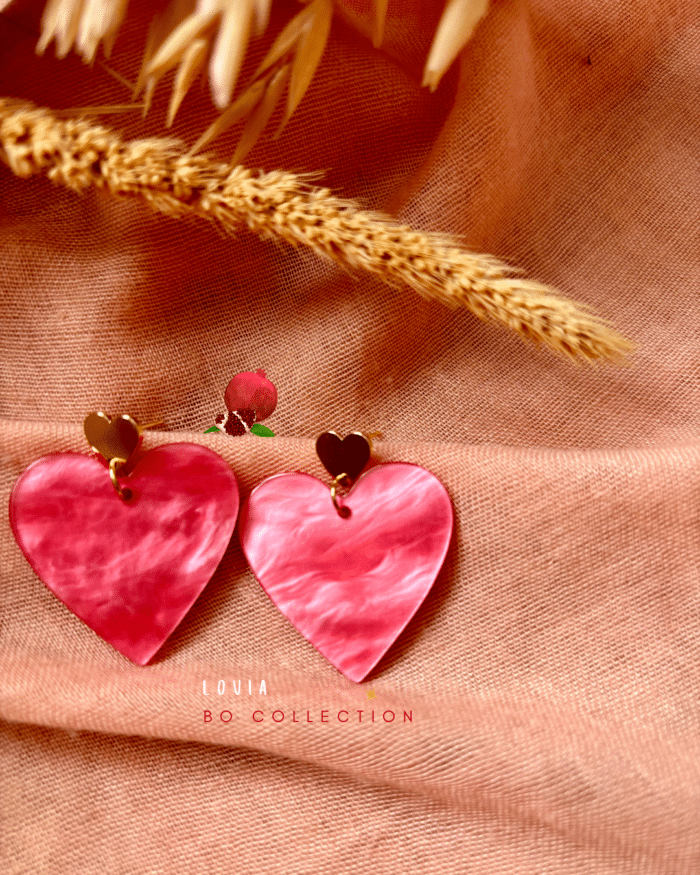 Boucle d'oreille en forme de coeur en résine. Teintes rose et rose pâle