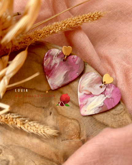 Boucle d'oreille en forme de coeur en résine. Teintes rose et rose pâle