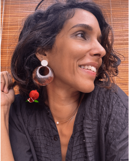 Boucle d'oreilles ronde évidée au centre couleur marron marbré et clou d'oreille en acier inoxydable rond blanc