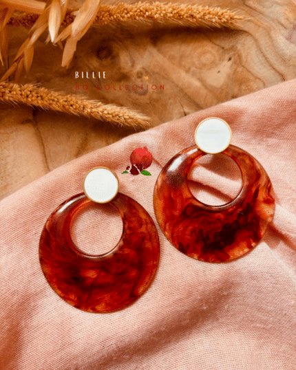 Boucle d'oreilles ronde évidée au centre couleur marron marbré et clou d'oreille en acier inoxydable rond blanc