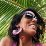 Boucle d'oreille en Rafia et en résine dans des teintes rosées