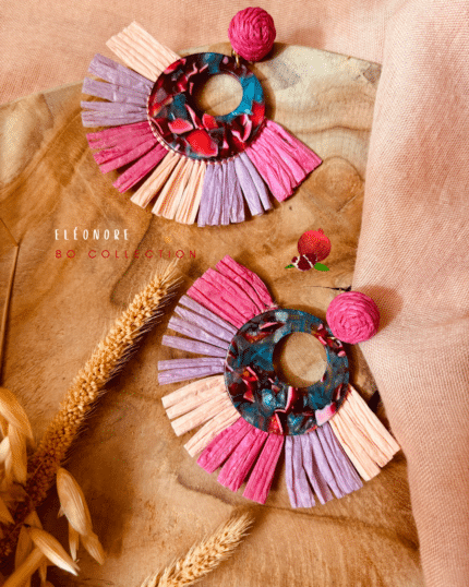 Boucle d'oreille en Rafia et en résine dans des teintes rosées