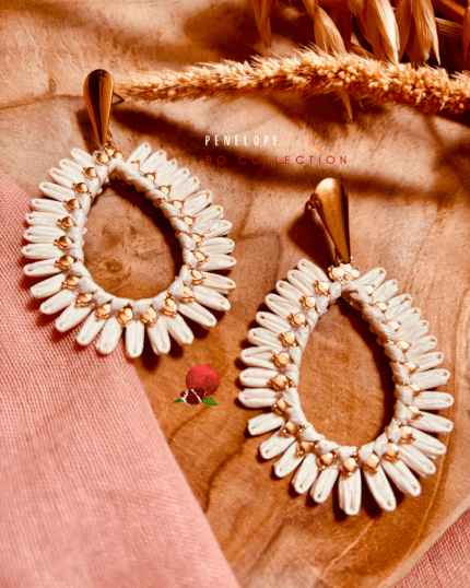 Boucle d'oreilles en forme de fleur en rotin. 3 coloris aux choix : rose, jaune et blanc