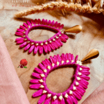 Boucle d'oreilles en forme de fleur en rotin. 2 coloris aux choix : rose, jaune