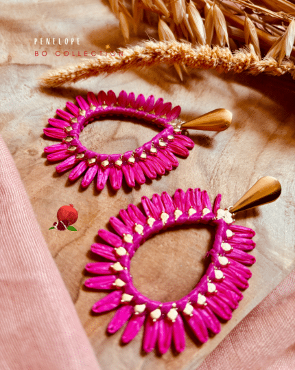 Boucle d'oreilles en forme de fleur en rotin. 2 coloris aux choix : rose, jaune