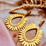 Boucle d'oreilles en forme de fleur en rotin. 3 coloris aux choix : rose, jaune et blanc