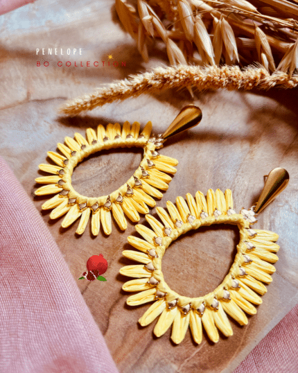 Boucle d'oreilles en forme de fleur en rotin. 3 coloris aux choix : rose, jaune et blanc