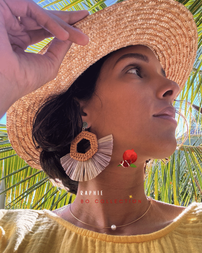 Boucle d'oreilles ronde en rotin et en raphia. 3 coloris aux choix : blanc, marron, vert kaki