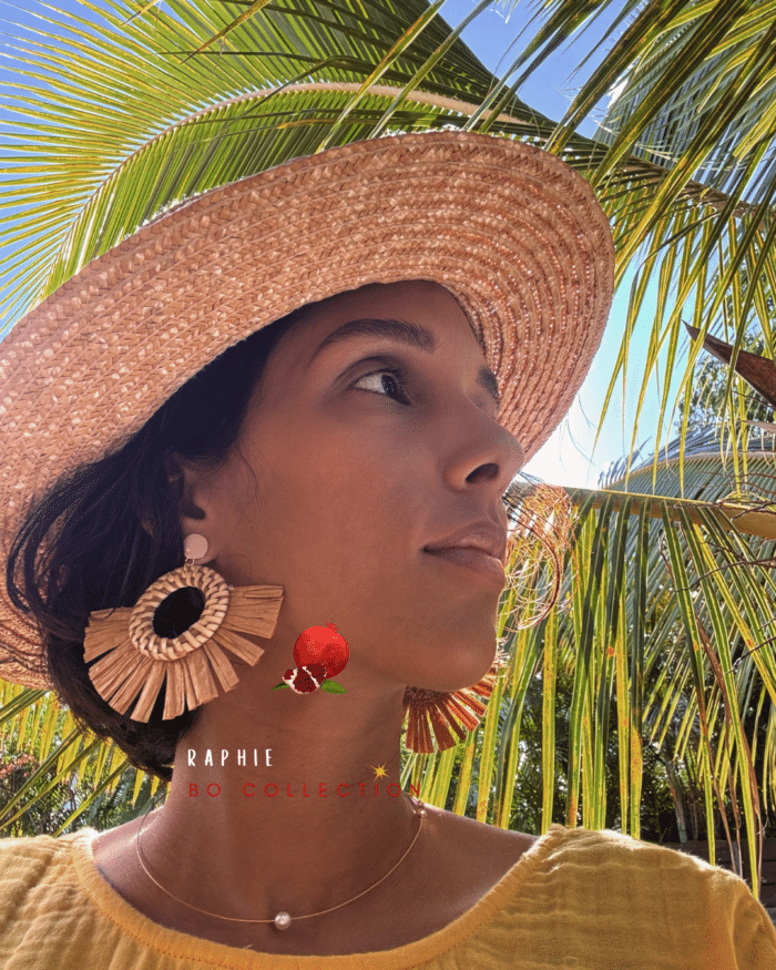 Boucle d'oreilles ronde en rotin et en raphia. 3 coloris aux choix : blanc, marron, vert kaki