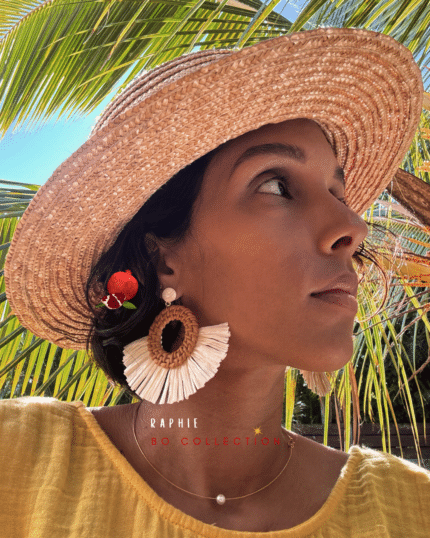 Boucle d'oreilles ronde en rotin et en raphia. 3 coloris aux choix : blanc, marron, vert kaki