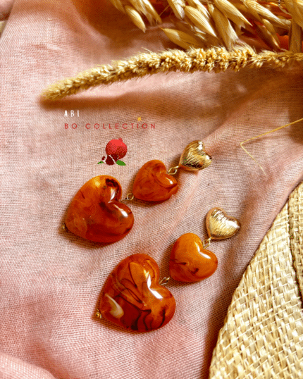 Boucle d'oreille avec clou d'oreille en forme de coeur avec 2 pendentifs coeur en résine