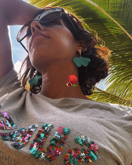 Boucles d'oreilles de forme florale au coloris bleu lagon avec clou d'oreille en forme de tige