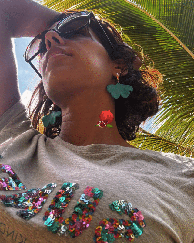 Boucles d'oreilles de forme florale au coloris bleu lagon avec clou d'oreille en forme de tige