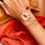 Bracelet en acier inoxydable avec grosse fleur en résine colorée