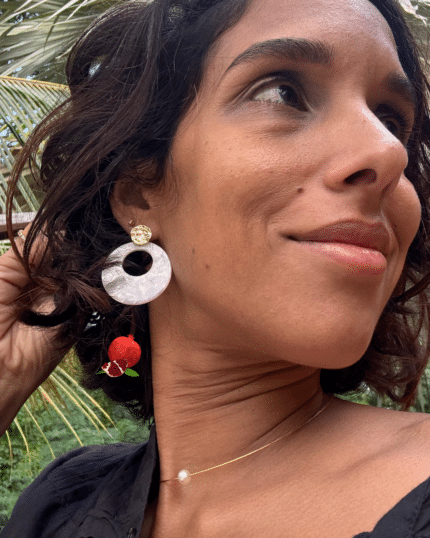 Boucle d'oreilles ronde évidée au centre couleur blanc marbré et clou d'oreille en acier inoxydable rond