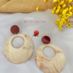 Boucle d'oreilles ronde évidée au centre couleur beige marbré et clou d'oreille rond en résine et acier inoxydable