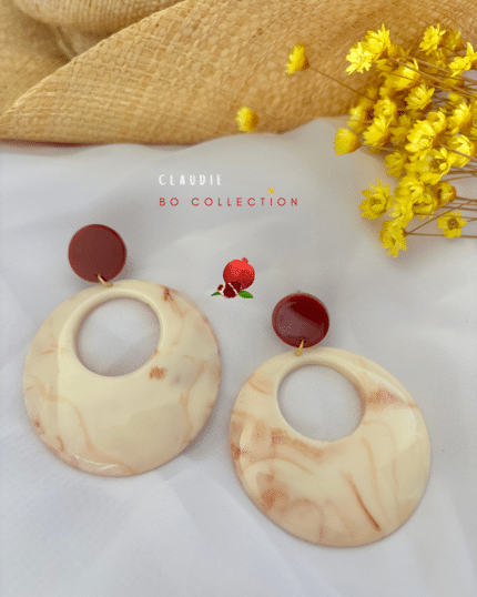 Boucle d'oreilles ronde évidée au centre couleur beige marbré et clou d'oreille rond en résine et acier inoxydable