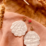 Boucle d'oreilles en forme de gros coquillage en résine blanc