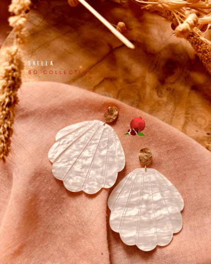 Boucle d'oreilles en forme de gros coquillage en résine blanc