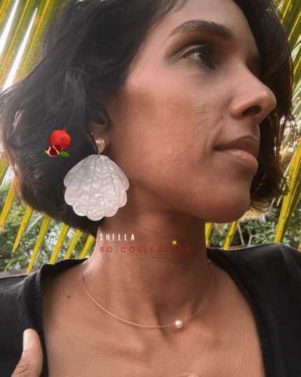Boucle d'oreilles en forme de gros coquillage en résine blanc
