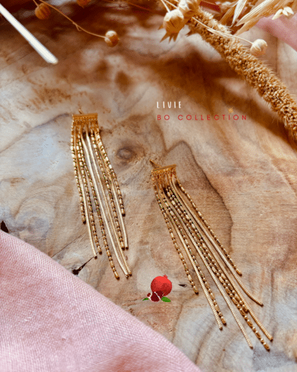 Boucle pendante composée de 9 petites chainettes travaillées en plaqué or