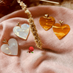 Boucle d'oreille en forme de coeur en résine; blanc irisé et marbré miel