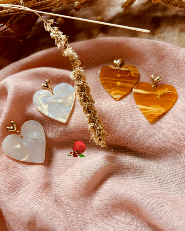 Boucle d'oreille en forme de coeur en résine; blanc irisé et marbré miel