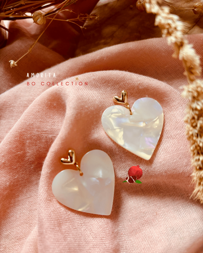 Boucle d'oreille en forme de coeur en résine; blanc irisé