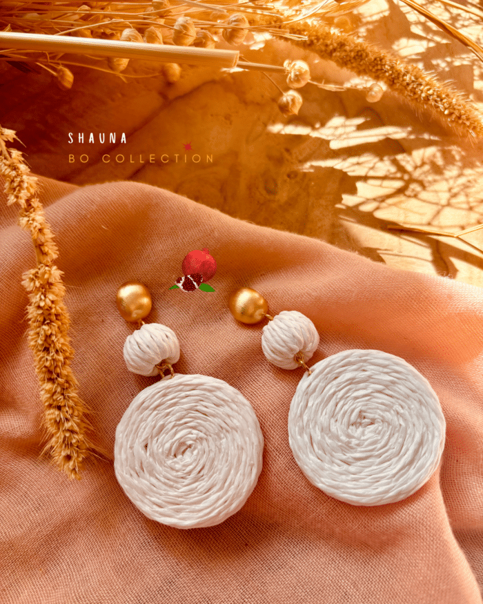 Boucle d'oreille en Raphia blanche avec clou d'oreille creux en plaqué or brossé