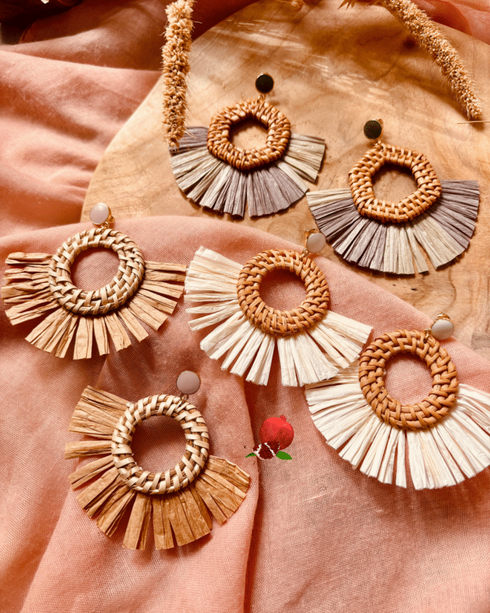 Boucle d'oreilles ronde en rotin et en raphia. 3 coloris aux choix : blanc, marron, vert kaki