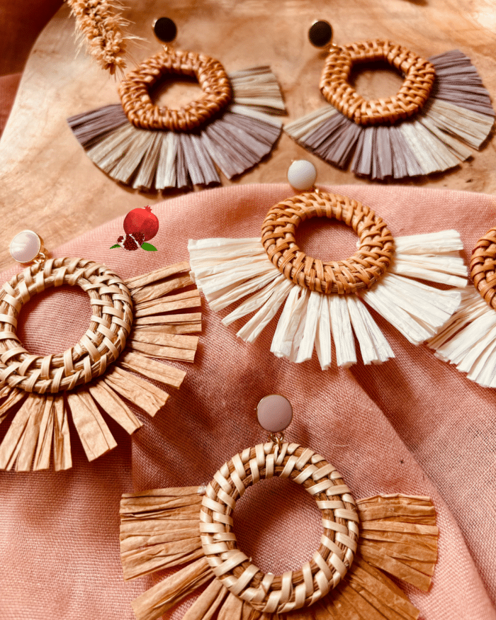 Boucle d'oreilles ronde en rotin et en raphia. 3 coloris aux choix : blanc, marron, vert kaki
