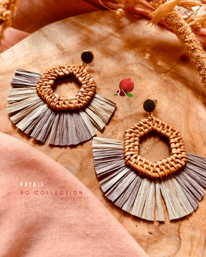 Boucle d'oreilles ronde en rotin et en raphia. 3 coloris aux choix : blanc, marron, vert kaki