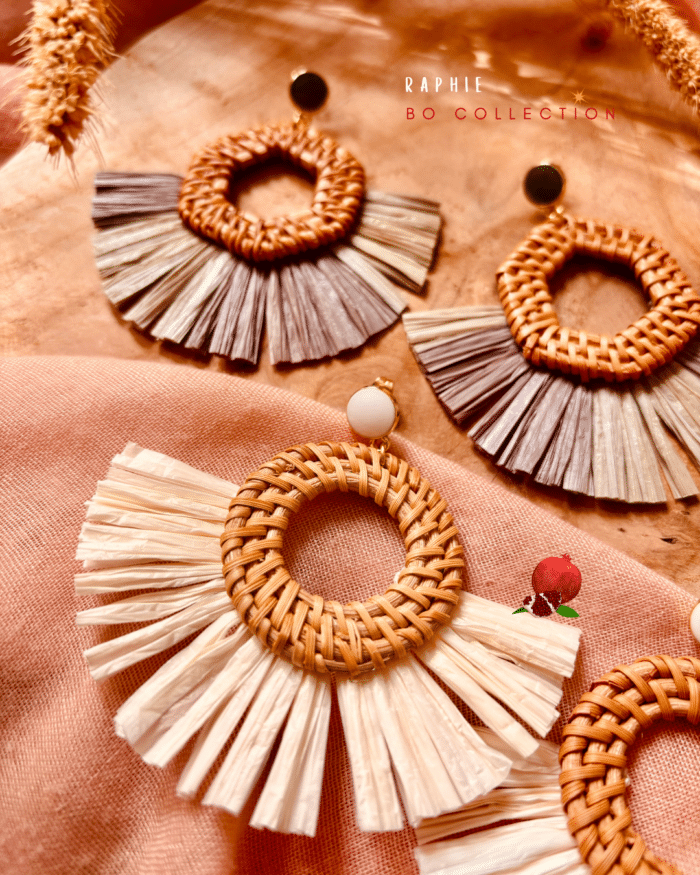 Boucle d'oreilles ronde en rotin et en raphia. 3 coloris aux choix : blanc, marron, vert kaki
